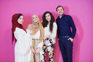 grupp porträtt av ung muslim människor isolerat på rosa foto