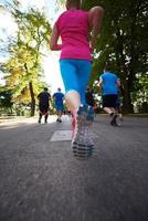 människor grupp joggar foto