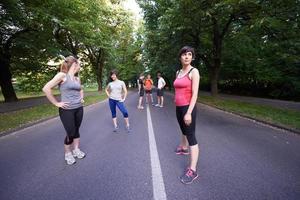 människor grupp joggar foto