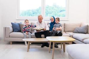 modern muslim farföräldrar med barnbarn läsning quran foto