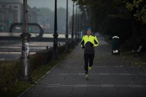 man joggar utanför foto