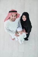 topp se av ung arab muslim familj bär traditionell kläder foto