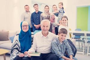 porträtt av Lycklig modern muslim familj foto