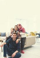 porträtt av ung Lycklig modern muslim familj foto