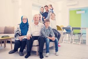 porträtt av Lycklig modern muslim familj foto