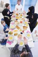 traditionell muslim familj bön- innan iftar middag foto