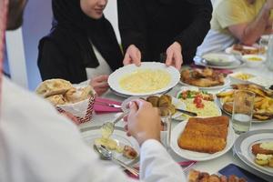 muslim familj har iftar tillsammans under ramadan foto