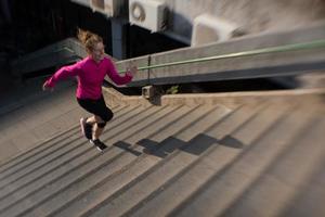 kvinna joggning på steg foto