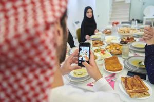 muslim familj har iftar tillsammans under ramadan foto