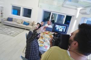professionell videograf inspelning video medan muslim familj har iftar tillsammans under ramadan foto