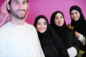 porträtt av ung muslim människor isolerat på rosa foto