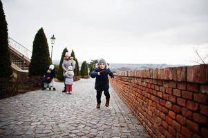 familj går på historiska mikulov slott, mähren, tjeckiska republiken. gammal europeisk stad. foto