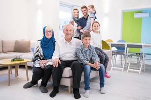 porträtt av Lycklig modern muslim familj foto