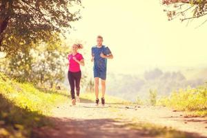 ung par joggning på solig dag på natur foto