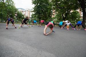 joggning människor grupp stretching foto