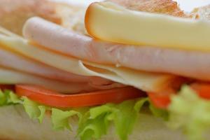 smörgås på en vit yta foto