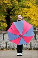glad tjej med paraply foto