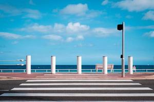 övergångsställe till de promenad på de cote d'azur strand i trevlig, Frankrike, resa till de blå hav, sommar bakgrund med moln. foto