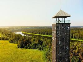 litauen, 2022 - turist stå på topp se ut birstonas observation torn - högsta sådan torn i litauen. Drönare antenn utomhus sommar landskap se nemunas panorama i birstonas. foto