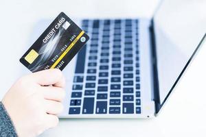 kvinna händer som håller ett kreditkort för online shopping foto