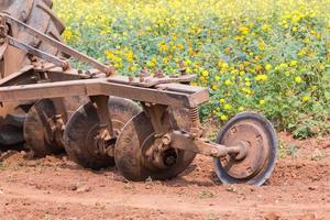 traktor i blomma trädgård foto