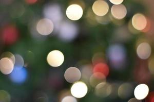 färgrik jul bokeh bakgrund av defocused glittrande lampor. foto