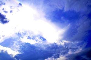 blå himmel bakgrund och vit moln mjuk fokus. blå himmel moln för bakgrund.naturlig bakgrund. foto