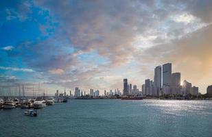 colombia, naturskön cartagena bukt bocagrande och panorama av stad horisont på solnedgång foto