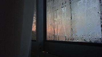 se från de fönster i de kall morgon- med vatten regn droppar på glas foto