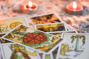 tarot kort med levande ljus på de mörker bakgrund för astrologi ockult magi magi andlig horoskop och handflatan läsning förmögenhet kassör foto