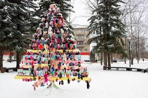 ny år bakgrund med en jul trä- träd tillverkad av vantar. plats för din text foto