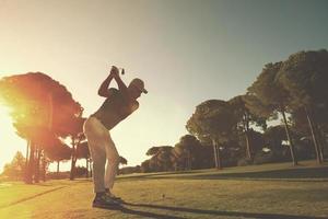 golf spelare slå skott med klubb foto