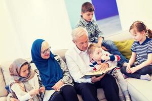 modern muslim farföräldrar med barnbarn läsning quran foto