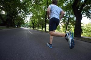 man joggar utanför foto