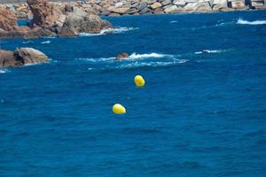 gul bojar på de medelhavs kust av de katalansk costa brava foto