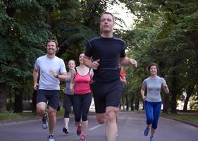 människor grupp joggar foto