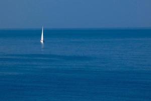 enslig segelbåt på de medelhavs kust av de katalansk costa brava foto