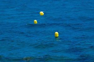 gul bojar på de medelhavs kust av de katalansk costa brava foto