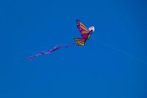 färgrik drake flygande under de blå himmel foto