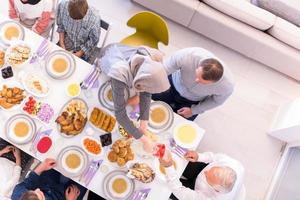 topp se av modern multietnisk muslim familj väntar för de början av iftar middag foto