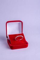 bröllop ringar i röd låda foto