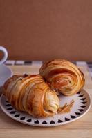 croissant på de tabell foto