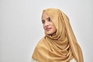 porträtt av ung muslim kvinna bär hijab på isolerat vit bakgrund foto