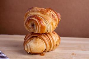 croissant på de tabell foto