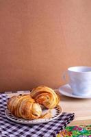 kopp av kaffe och croissant foto