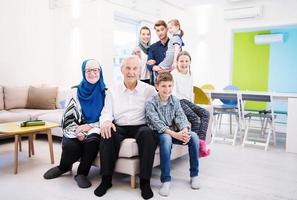 porträtt av Lycklig modern muslim familj foto