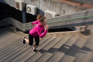 kvinna joggning på steg foto