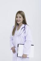 porträtt av ung läkare arbetssätt på vit bakgrund foto