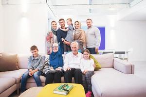 porträtt av Lycklig modern muslim familj foto