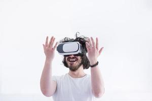man använder sig av headsetet av virtuell verklighet foto